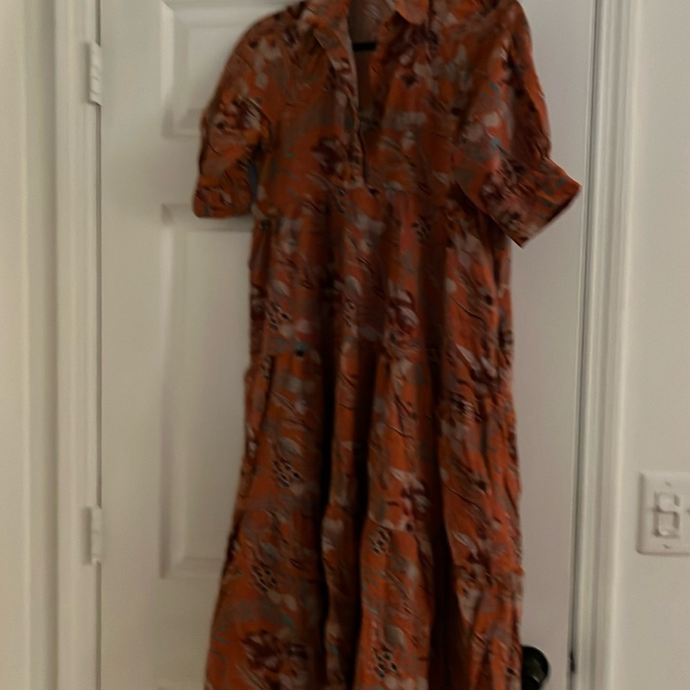 elbow length banded sleeves button-collar and pockets
